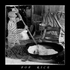Produzione artigianale di riso soffiato nel delta del Mecong.
(Viet Nam del sud)