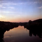 Uno scatto al tramonto sulla passerella sopra al fiume Arno, il fiume riflette il colore rosso-rosato del cielo, che  riprodotto piuttosto fedelmente, il tramonto era molto inteso in quella sera e credo di aver reso la stessa vista...

La foto  stata scattata con una Rolleiflex Automat su medio formato 6x6, rullo 120 Agfa 160 Iso scaduto in questo mese di Ottobre 2007. Sviluppo in lab e acquisizione con Canonscan 8600F.