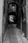 una bandiera della pace nei vicoli di Spello