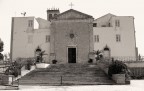 Foto del prospetto centrale del  santuario Madonna della Rocca situato a sud est di Alessandria della Rocca i cui Padri Passionisti ne sono custodi. Fuji S5500
