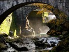 Pont Saint Laurent  una piccola citt della regione Rhone Alpes nel sud est della Francia, la foto  un dettaglio di una vecchia fabbrica costruita su di un fiume, in autunno.
