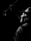 Un ritratto di un anziano vignaiolo intento alla degustazione e alla valutazione del vino nuovo.