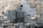 La casa  pericolante ma quella finestra sembra non voler mollare.