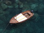 Il verde smeraldo del mare della Costiera Amalfitana. Una barca sembra addormentata cullata da un mare cristallino come un tenero acquerello