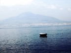 Il panorama suscita una serenit e un distacco tale che, anche se solo per un'istante,  si perdono di vista le problematiche di appartenenza del luogo...Napoli. Amo la mia citt ma...
Ho immaginato la foto appesa al muro, e con la linea dell'orizzonte in pendenza, ho pensato che lo spettatore che sta a guardare deve chinare la testa per vederla dritta...ecco, per me questa  NAPOLI...ti devi adattare!!!