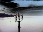 Un pontile come unico accesso ad un'isola, un'opera incisa nel metallo come monito per riflettere, uno sguardo prima di proseguire...