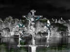 Un pontile come unico accesso ad un'isola, un'opera incisa nel metallo come monito per riflettere, uno sguardo prima di proseguire...
