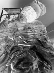 Mostra di arte contemporanea di un noto artista napoletano...scatto rubato durante l'allestimento. La scultura, a mio avviso, richiama la realt dei fatti mettendo in risalto l'impossibilit di esprimersi liberamente.