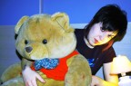 ragazza che abbraccia un peluche