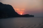 Foto rubata dalla terrazza della cabina della nave sulla quale ero in viaggio di nozze. I raggi di sole mi hanno svegliato. E ne sono stato contento.

Canon 20D
1/100
F8
ISO100
50mm

Applicata maschera di nitidezza e regolazione livelli con the gimp (che ancora non so usare)