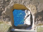 Il foro nel muro  semplicemente un canale di scolo per le acque piovane, il mio scatto  stato quasi istintivo visto che non mi aspettavo che si affacciasse su una spiaggia cos bella. La foto  la risultante del mio stupore e incredulit ecco perch ho lasciato il primo piano sfocato, per fissare quell'attimo in cui mi sono soffermato su quel mare azzurro senza considerare da dove lo stavo osservando.
