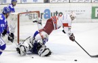 Ansoldi Massimo Hockey Club Bolzano viene sganbettato dal portiere.
Foto Gaetano Zaccone