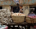 Giovane venditore per le strade de Il Cairo