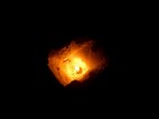 Candela inserita in una Buca scavata nella Sabbia alle Maldive