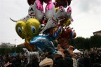 palloncini in mezzo alla gente