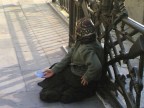 nella foto  sappresentata una donna anziana senzatetto...la costruzione  semplice ma sec me vuol dire molto
