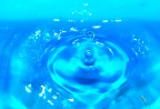 Goccia che impatta con l'acqua flash 1/4000 di sec.