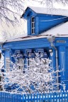 Una colorata casa da' il benvenuto in una citta' della Siberia