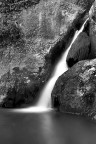 Com possibile rimanere noncuranti di fronte alla limpidezza dun ruscello di montagna!

Non dimorano tenebre in quelle acque e il suono che si ode  musica sublime.


Le fragranze di muschio colmano laria ed  leggero perfino respirare.


Le brutture del mondo sono distanti, come lo sono i miei fantasmi.


Ed io mi aspergo in tanta purezza!