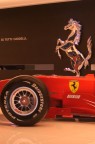 Un' inquadratura curiosa della famosa monoposto di Maranello.
Non mi piace: lo sfuocato sul primo piano, la ruota tagliata.
Mi piace: L'inquadtaura, l'accostamento dei 2 cavallini simbolo della Fabbrica.
La chiave di lettura dovrebbe essere "Potenza, su tutti i modelli"
Simpatica no?
(Ne ho anke un'altra da proporre xo con una vettura di serie)