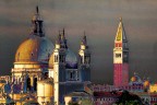 Una strana luce radente illumina la Basilica e il campanile.
