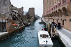 A destra un prestigioso hotel, ex mulino.
A sinistra ci che resta di un incendio che era partito da quello stesso hotel.