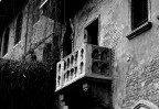 Un mio primo tentativo di BW.
Leggero crop, conversione in scala di grigi, regolati luminosit e contrasto ...

Sono riuscito a fare qualcosa o  proprio una schifezza in bianco e nero?