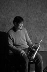 durante i soli di sax e contrabbasso si  messo in disparte 
era splendido vedere come non riuscisse a staccarsi dalle note degli altri