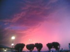 un giorno io e un mio amico siamo andati a surfare, poi siamo usciti di corsa perch  iniziato un gran vento, e il cielo  diventato rosa, e noi ridendo abbiamo detto:"che  sta roba? l'apocalisse!?"
la foto non ha subito il minimo ritocco n la minima correzione di colore!
 scattata con un cellulare da 1mp