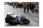 Ragazzi tranquilli... caduto quasi da fermo (stava per ficcare sotto una vekkietta ke attraversava sulle strisce e a semaforo verde!) e non s' fatto nulla..