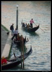 All'imbrunire in una tiepida sera d'autunno la vita lungo i canali di Venezia