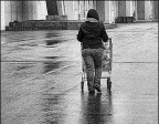 Questa figura che si allontanava in un mattino grigio e piovoso. Fuori campo non si vedono ma c'erano tante persone e automobili (all'uscita di un supermercato potete immaginare). Eppure mi ispirava un senso di solitudine che ho voluto accentuare sgranando la foto e tenendola con un contrasto elevato per togliere i grigi uniformi che impastavano il selciato.
Kodak p880 f4 T1/60 iso 100 focale 80mm