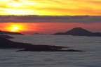 LA nebbia opprime la vita a valle, tutto solo bianco e nero...
Ma il colore c', basta saperlo trovare...
Due mondi diversi, una sola origine: madre natura.