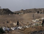 Cimitero ad Aswan dal pullman in corsa