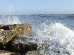 Mare mosso foce verde sugli scoglio con fuji 5600