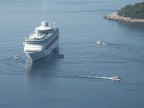 Dalle coste della Dalmazia, una grande nave da crociera