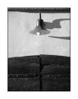 Bianco &amp; nero con intonaco, legno, metallo e vetro.