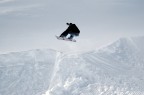 un amico ripreso durante l'esecusione di un front side, 360 indy grab