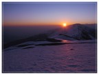 Un piccolo laghetto gelato tenta disperatamente di catturare gli ultimi raggi di sole... ma il sole ormai sta sparendo: presto il cielo sar vuoto, e la terra buia.
Sar lunga, l'attesa del mattino?