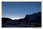 Mi piacevano i contrasti di luce di questo scenario meraviglioso e la luna appena accennata.
Scatto effettuato dal balcone della mia camera d'albero a Cortina.