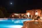Nella notte, la masseria nelle colline di Vieste, si prestava allo scatto e diventava un bel ricordo d'estate.