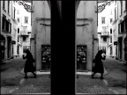 foto che rappresenta il mio stato d'animo: mi presento, non mi presento...beh eccomi con la mia prima immagine.
la fotografia mi appassiona in ogni sua forma e formato... e poi con un nome cos non poteva essere altrimenti...solo che non trovo Weston aggiornato...ma dove sar finito!?! che non ci capisco nulla di questi diaframmi, tempi, otturatori, telemetri, folding, biottiche, eos, raw, tiff, nef, layer, e che cavolo!

note tecniche:
foto scattata in digitale -piccola piccola-