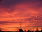 Le nuvole, il sole le arrossa, i lampioni ancora accesi , sembra una foto post-atomica