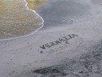 La semplicit di una scritta nella semplicit del mare
