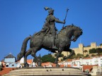 statua equestre in plaza major del quartiere Rio Alto a Lisbona - 
Ago 2006