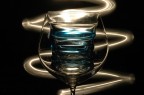 Ciao ragazzi
oggi non avevo niente da fare e ho fatto questa prova a casa mia 
mi ci  voluto:
- cavalletto
- calice da vino
- bicchiere colorato
- una lampadina

ottenuto con funzione bulb della mia D70s
Che ne pensate?
