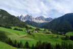 Vista della chiesetta di S.Maddalena ultimo paesino della Val di Funes ,e sullo sfondo il gruppo delle Odle