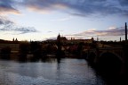 Veduta del castello di Praga attraverso il fiume Moldava