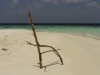 Un gioco di incastri fra legni crea l'immagine di una rudimentale sedia.