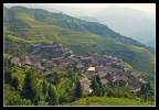 Villaggio con case in legno sperduto nelle colline cinesi